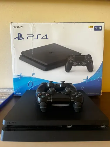 PS4 Slim 1TB + 2 Controles + Jogos - Pouco Usado e Muito Conservado