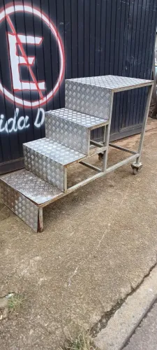 ESCADA DE FERRO COM RODINHAS E DEGRAUS COM CHAPA DE ALUMÍNIO ANTI DERRAPANTE /// R$950,00