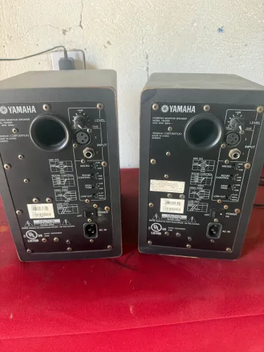 Par de monitor YAMAHA HS5