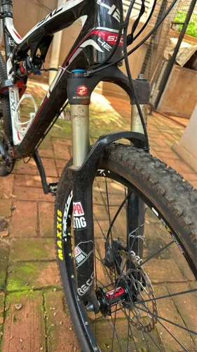 Bike carbono full suspension.
