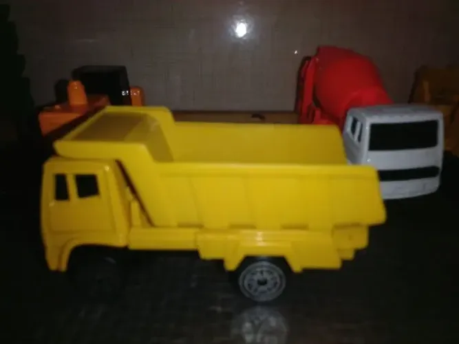 MINIATURA Mercedes-Benz LN2 Dump Truck - Escala 1/64 - Fabricante Maisto