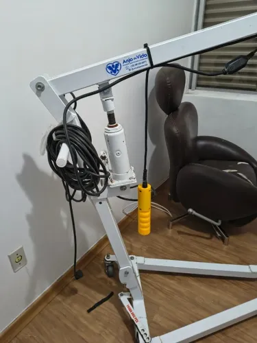 Guincho hospitalar elétrico com cesto