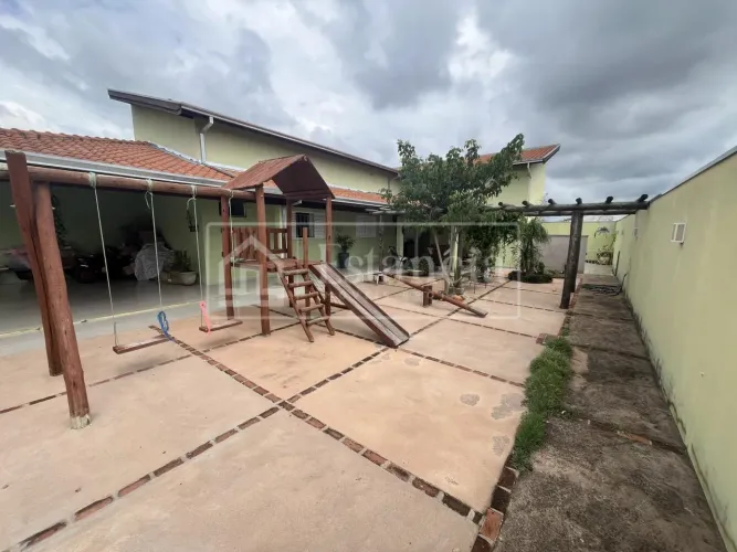 Casa para Venda em Brotas, Santa Cruz, 2 dormitórios, 1 suíte, 2 banheiros, 3 vagas