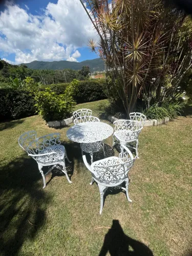 Mesa com cadeiras em alumínio fundido para varanda ou jardim