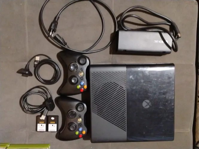 Xbox 360 único dono + de 80 jogos + 2 controles originais