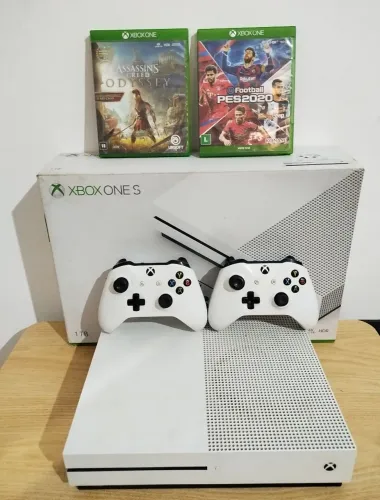 Xbox one S com 2 controles + 2 jogos