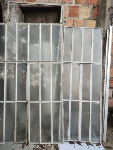 Janela de ferro com vidro canelado.