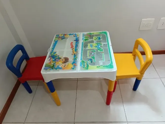 Mesa infantil e 2 cadeiras