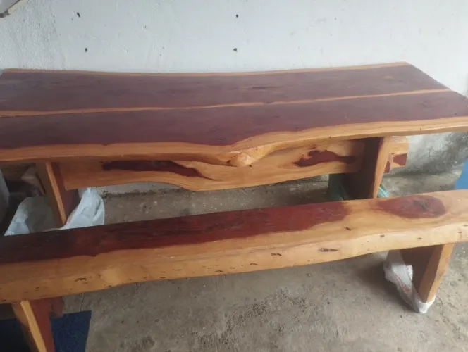 Vendo mesa de madeira maciça com um ou dois bancos
