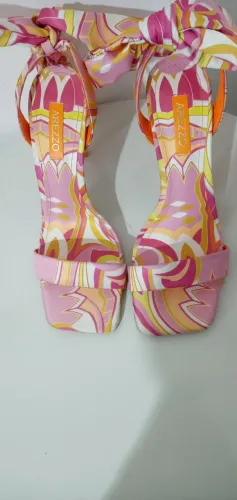 Sandália ? Arezzo ( Rosa estampada salto fino " amarração") Tam.38. Nova.