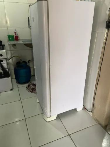 Vendo uma geladeira e um fogão já usado