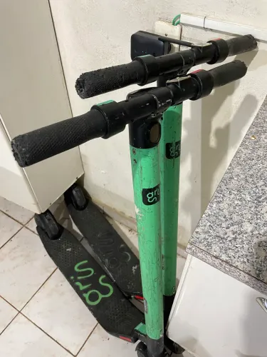 2 Patinetes Segway Ninebot ES2 + 2 Carregadores Originais (Grin/Segway)