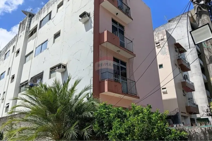 Apartamento de 2 quartos + Dep. completa para locação na Av. Paulo VI, Pituba - Salvador,