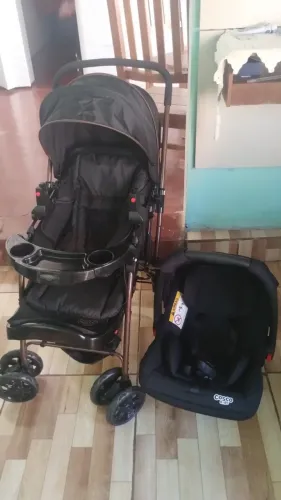 Carrinho com bebê conforto