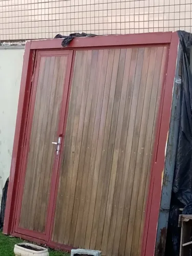 Portão de garagem contrapeso revestimento em madeira