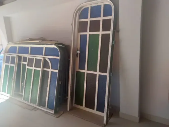 4 janelas grandes e 1 porta