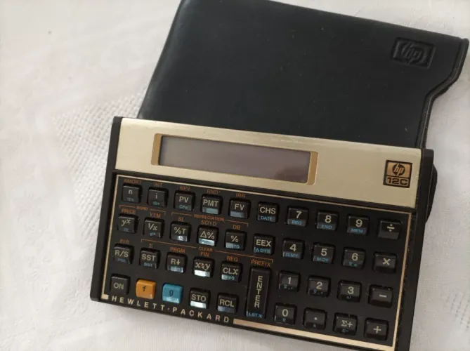 Calculadora financeira HP 12C (modelo Gold) acompanhada de seu estojo de couro sintético