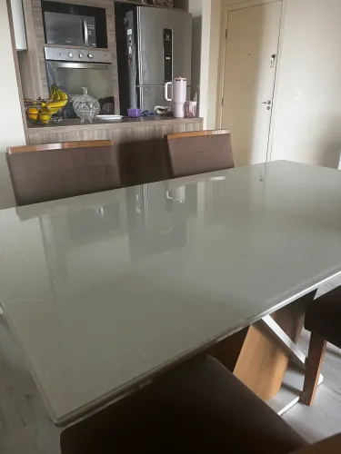 Mesa de Jantar com 4 Cadeiras - Ótimo Estado