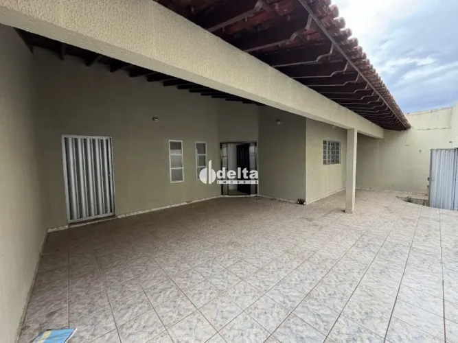 Casa residencial com 3 quartos sendo 1 suíte disponível para locação no bairro Jardim Patr