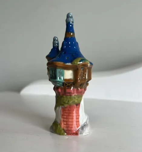 saleiro no formado de torre da rapunzel