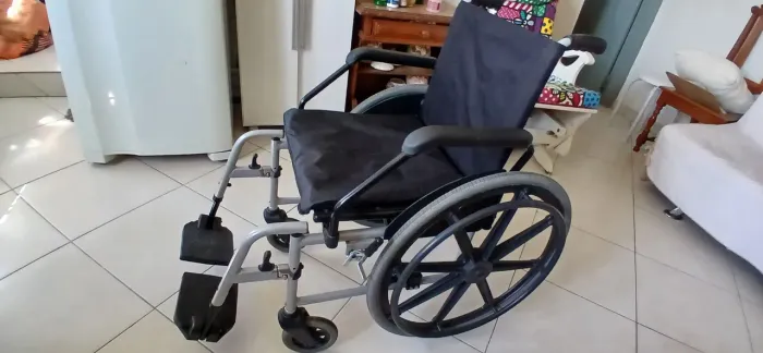 ?Cadeira de Rodas Jaguaribe Dobrável - Suporta até 120 kg (Ótimo Estado + Almofada)