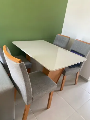 Mesa com 4 cadeiras