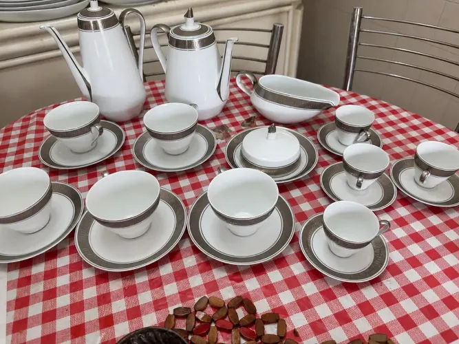 Jogo de café de porcelana Steatita anos 50 com filete de prata impecável. 
