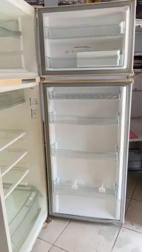 Vende se geladeira frost free