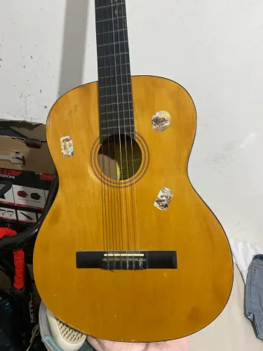 Violão usado com marcas de uso 
