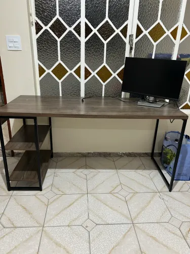 Mesa para Escritório/Home Office com Prateleiras - Excelente Estado