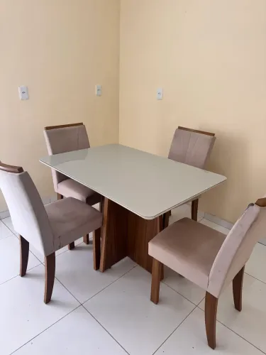 Mesa com 4 cadeiras
