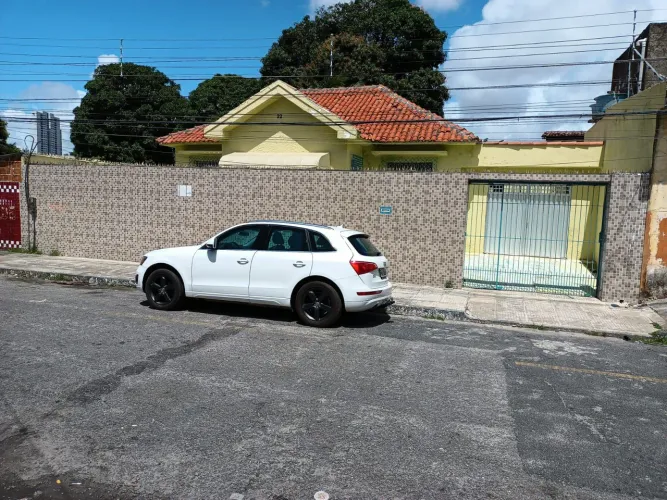 Alugo casa a 10 metros da Estrada de Belém