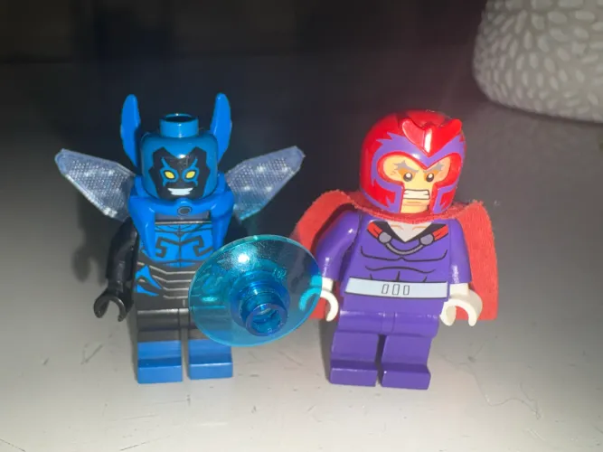 Lego Besouro Azul e Magneto