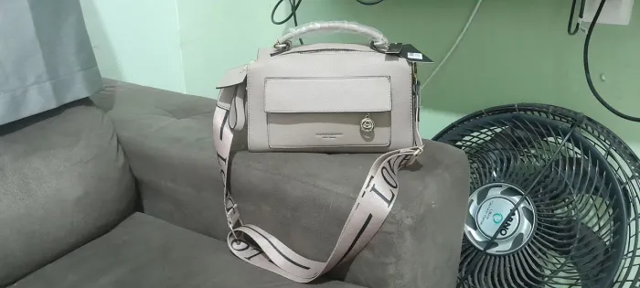 Bolsa feminina com várias repartições.