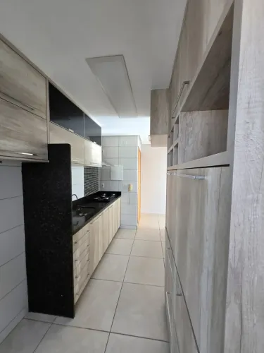 Apartamento no Residencial Royal Garden 5, com 2 q, sendo 2 banheiros, (1 suíte)