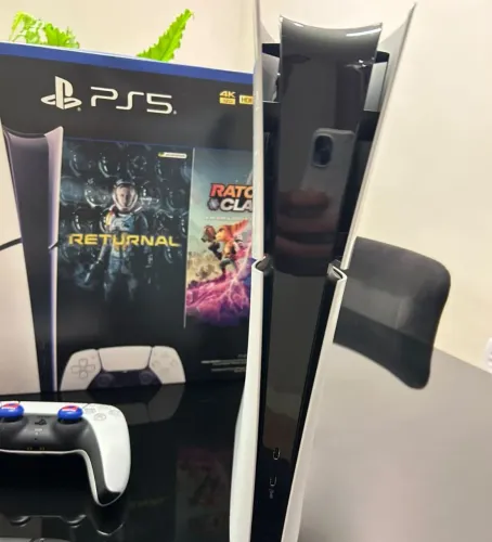 Playstation 5 slim 1TB com 2 controles versão digital