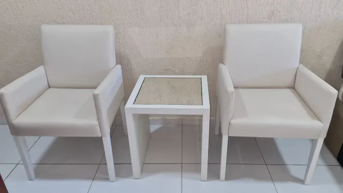 Conjunto de cadeiras + mesa em corino