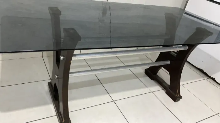 Mesa com tampo de vidro 