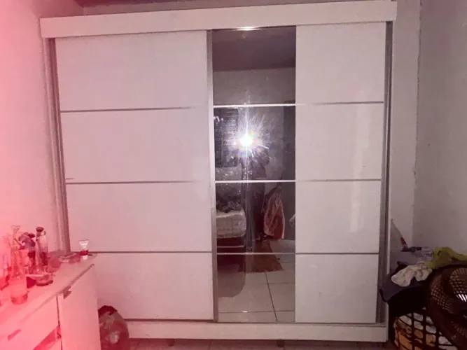 Guarda roupa com espelho e portas de correr