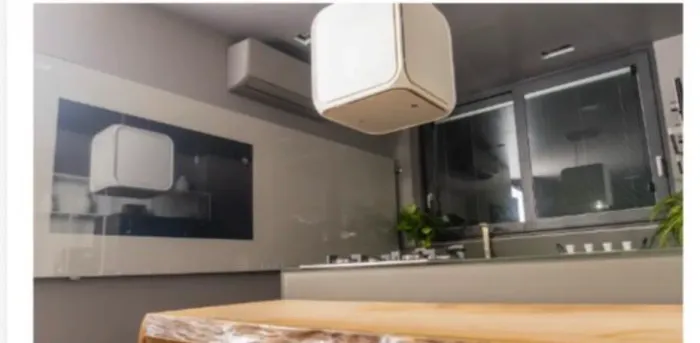 Painel de TV 50? em alumínio e vidro 