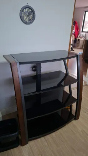 Estante com vidro temperado para sala