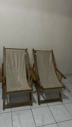 Espreguiçadeira de madeira pura.