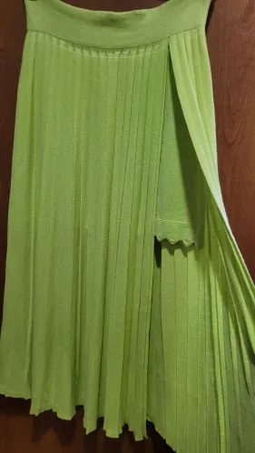 Saia verde tricot.