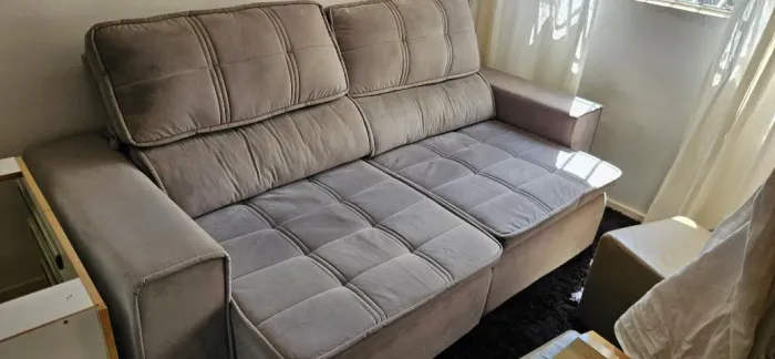 Sofá 4 Lugares Luizzi Bugatti II com Assento Retrátil, Encosto Reclinável e Tecido Veludo