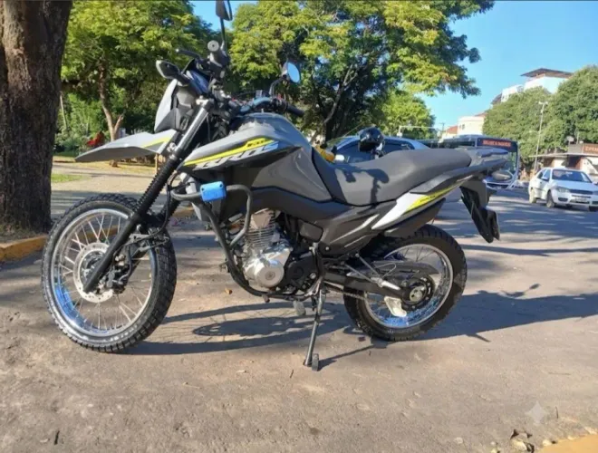 Vendo Honda Bros 160 cilindradas. Cor cinza preço bacana para sair hoje. Nao aceito troca