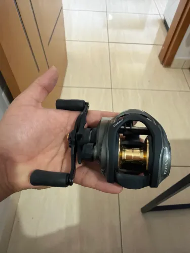 CARRETILHA TITAN PRO 3000 SHIL MARINE LADO ESQUERDO