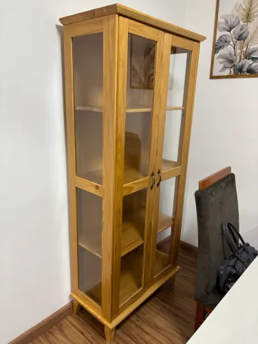 Vende se uma cristaleira