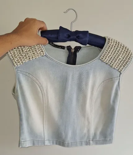 Cropped jeans claro com aplicações de pérolas