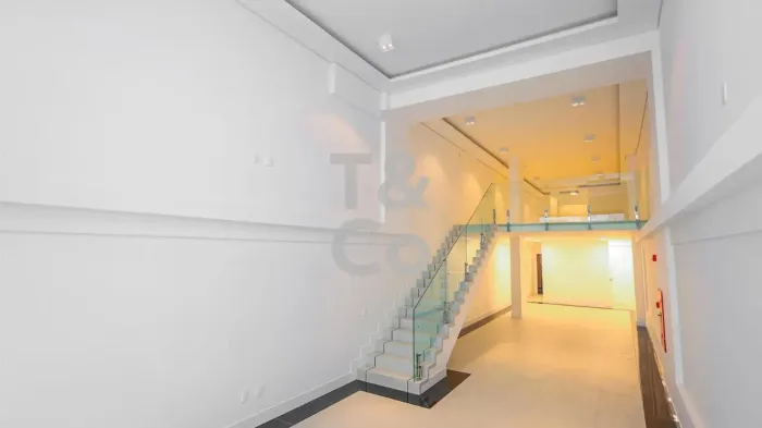 Sala Comercial À Venda Em Balneário Camboriú Com 170m Mezanino e 1 Vaga Privativa