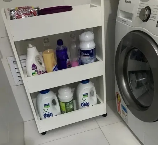 Carrinho auxiliar para produtos de limpeza